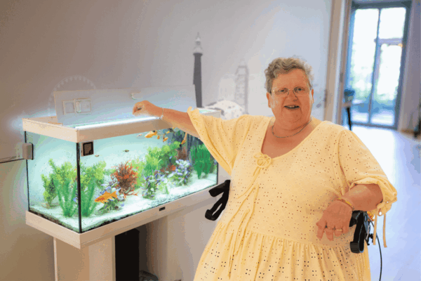 Mevrouw bij het aquarium
