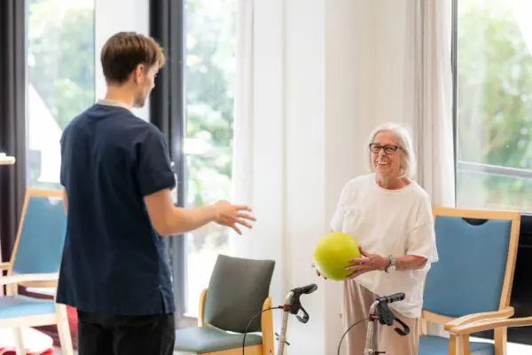 Medewerker Saffier helpt bewoner met revalidatie traject