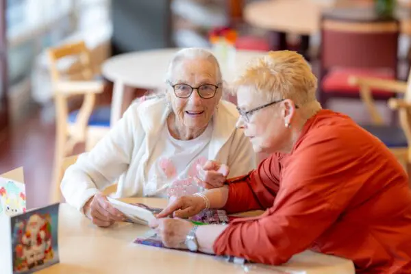 nebo warm welkom saffier den haag bewoner lacht