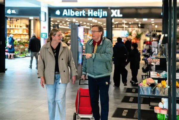 Cliënt en thuisbegeleider doen samen boodschappen