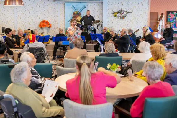 Groep ouderen luistert naar orkest