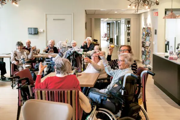 bewoners saffier gezellig proosten samen zijn